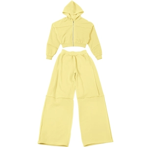 Nahaufnahme des hellgelben Strick-Sets mit sichtbaren Außennähten an Kapuzenpullover und Hose