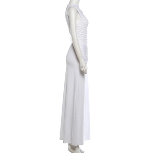 Détail du design plissé à la taille de cette élégante robe longue blanche sans manches