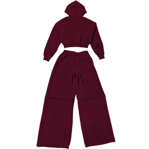 Detail eines burgunderroten Jogginganzugs mit Kapuzenpullover und weitem Hosenbein
