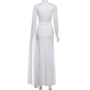 Vue arrière d'une robe longue blanche sans manches avec élégant détail de cape fluide