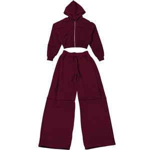 Detailansicht von weinrotem Kapuzenpullover mit Reißverschluss und weiter Jogginghose