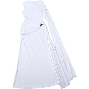 Détail de la robe blanche asymétrique montrant les plis et la boucle en métal