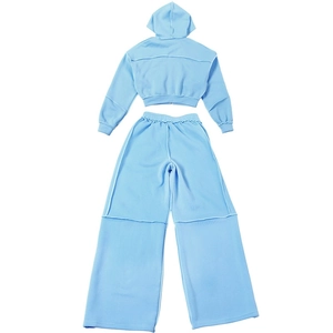 Detail eines hellblauen Lounge-Sets mit Kapuzenpullover-Rückennähten und weiten Hosenbeinen