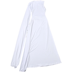 Détail d'une robe blanche à épaule dénudée avec manche longue fluide unique