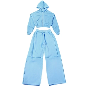Detail von hellblauem zweiteiligem Trainingsanzug mit Hoodie und weit geschnittener Hose