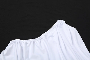 Gros plan détaillé d'une robe blanche montrant le col élastique et le tissu en satin soyeux