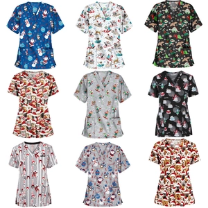 Kerst geprinte scrub tops met V-hals, dubbele zakken en diverse feestmotieven