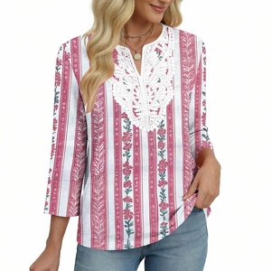Dettaglio dello scollo a V con ricamo in pizzo bianco e stampa boho su camicetta da donna