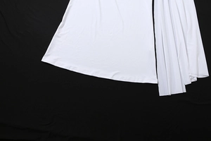 Vue détaillée de la robe blanche élégante avec des textures de tissus plissés fins