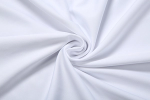 Détail de tissu textile blanc montrant une texture lisse et un design plissé élégant