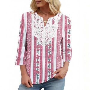 Dettaglio dello scollo a V con pizzo bianco e stampa floreale rosa sulla maglia estiva