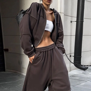 Damen Trainingsanzug in Dunkelbraun mit kurzem Zip-Hoodie und weit geschnittener Hose