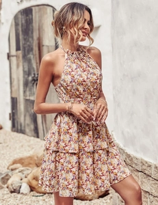 Détail de robe dos nu à fleurs avec ourlet à volants et motif floral vintage chaud