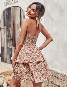 Détail de la robe licou fleurie avec dos froncé et jupe à plusieurs niveaux