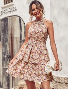 Détail d'une robe fleurie dos nu avec jupe à volants et taille ajustée