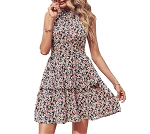 Mini robe fleurie à licou sans manches avec ourlet à volants superposés sur fond blanc