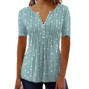 Chemisier femme bleu clair à col en V, manches courtes et motifs géométriques à pois
