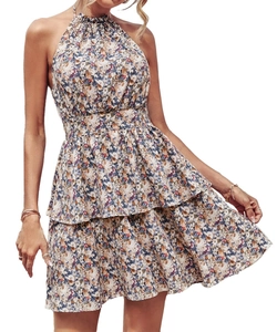 Détail de robe dos nu fleurie montrant taille haute élastique et ourlet de jupe à volants