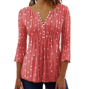 Chemisier femme rouge avec col en V, motif à pois blancs et boutons décoratifs