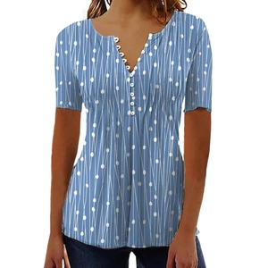 Blouse boutonnée bleu clair à col en V pour femmes avec pois et détails plissés