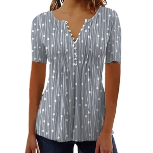 Chemise femme à manches courtes col en V gris avec motif à pois blancs et lignes