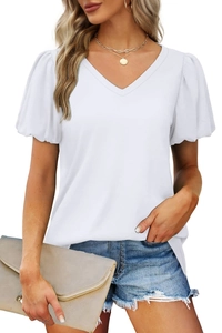Détail du t-shirt blanc à col en V montrant les manches bouffantes et le tissu doux