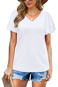 Détail d'un t-shirt blanc col en V avec manches bouffantes porté par un mannequin en été