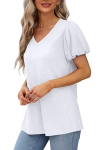 Détail du t-shirt blanc à col en V avec manches bouffantes et texture en coton de qualité