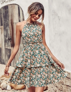 Détail de robe dos nu à imprimé fleuri avec jupe à volants et motifs verts et blancs