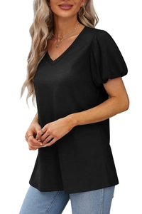 Détail des manches bouffantes noires élégantes et du décolleté en V pour femme
