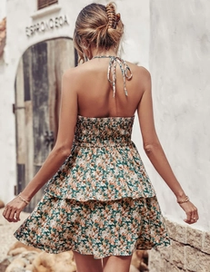 Détail de la mini robe dos nu à fleurs avec taille froncée et jupe à volants