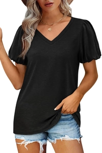 Détails du col en V et des manches bouffantes sur ce t-shirt noir à manches courtes