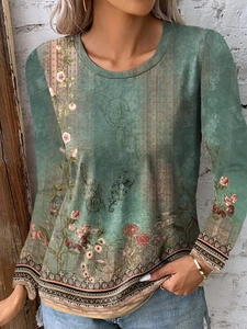 Détail des motifs géométriques ethniques sur le poignet de ce t-shirt vintage à manches longues