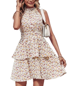 Détail d'une robe fleurie dos nu montrant les couches de mousseline et la taille haute
