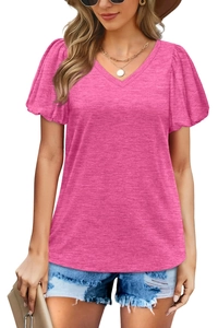 T-shirt rose à col en V et manches bouffantes en tissu chiné porté par un mannequin