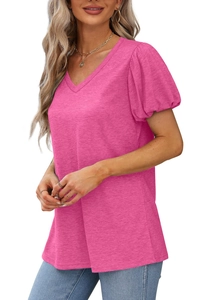 Gros plan sur t-shirt rose col en V avec manches bouffantes et texture de tissu chiné