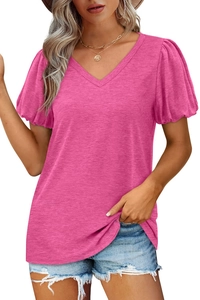 Détail du t-shirt rose à col en V avec manches bouffantes et tissu en maille texturée