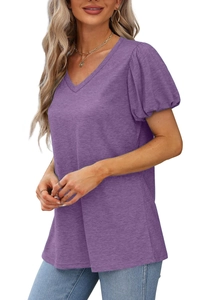 Détail du col en V et des manches bouffantes sur ce t-shirt d'été violet pour femme
