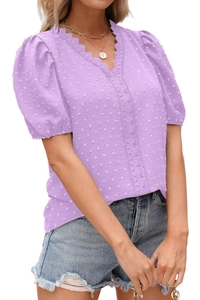 Dettaglio del top lavanda con pois svizzeri, scollo a V e rifiniture in pizzo eleganti