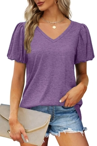 Détail de l'encolure en V et des manches bouffantes sur le t-shirt violet chiné