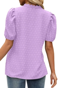 Vista posteriore di una camicia color lavanda a pois svizzeri con bordo in pizzo