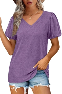 Détail du col en V et des manches bouffantes sur un haut d'été en tricot violet