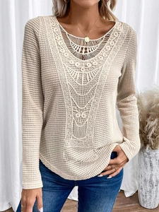 Dettaglio della maglia a nido d'ape con pizzo all'uncinetto sulla maglia beige