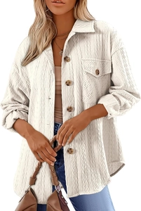 Dettaglio della camicia bianca strutturata con colletto e bottoni in stile legno