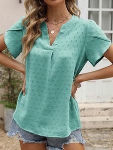 Détail du tissu Swiss Dot vert menthe et manches à volants sur cette blouse d'été en V