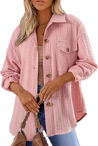 Dettaglio camicia rosa a maniche lunghe con trama verticale e bottoni in stile ambra
