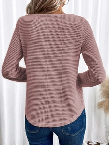 Vista posteriore del top rosa in maglia a nido d'ape a maniche lunghe con orlo curvo