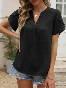 Détail du chemisier d'été à col en V avec texture jacquard noire et manches à volants