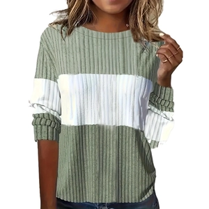Λεπτομέρεια πλεκτής μακρυμάνικης μπλούζας με πράσινα και λευκά χρωματικά τμήματα