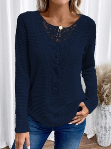 Dettaglio della maglia blu navy a nido d'ape con raffinato ricamo in pizzo sullo scollo